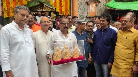 Narendra Modi’s Biggest Fan Offered Gold Crown In Ram Darbar: पीएम नरेंद्र मोदी के जन्मदिन से पहले उनके समर्थक ने काशी के श्री राम दरबार में चढ़ाए सोने के तीन मुकुट