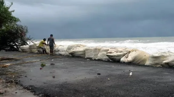 Cyclone Fengal: तेज हवाओं के साथ चक्रवाती तूफान फेंगल के पुडुचेरी के निकट पहुंचने की संभावना, प्रशासन सतर्क, जानिए कहां जारी हुए अलर्ट..