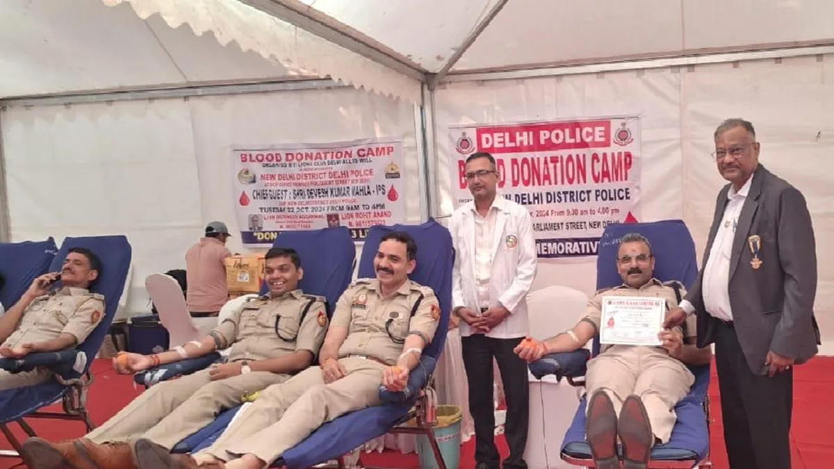 Delhi Police Organized Blood Donation Camp In Parliament Street Police Station : दिल्ली पुलिस ने पार्लियामेंट्री स्ट्रीट थाने में लगाया ब्लड डोनेशन कैंप, 102 यूनिट रक्तदान