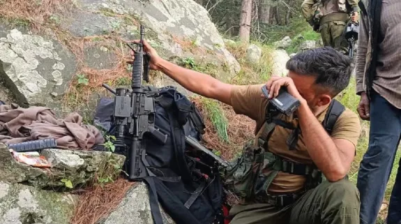 J&K Terrorist Plans: कश्मीर में M4 राइफल की मौजूदगी से बढ़ी चिंता, आतंकियों की बढ़ती ताकत पर सुरक्षा एजेंसियों के कान खड़े