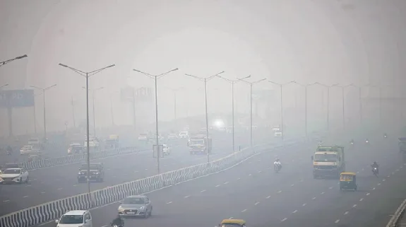 Pollution In Delhi: दिल्ली सरकार के 50 फीसदी कर्मचारी करेंगे घर से काम, एक्यूआई सुधरने के बावजूद गंभीर स्तर का प्रदूषण बरकरार