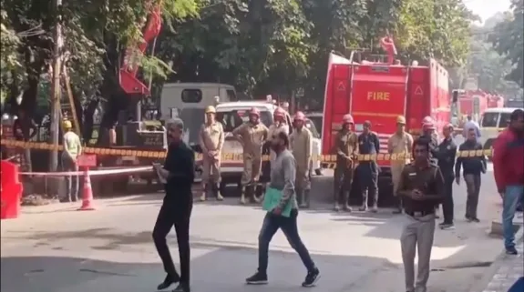 Loud Explosion In Delhi’s Prashant Vihar : दिल्ली के प्रशांत विहार में पीवीआर सिनेमा के पास तेज धमाका, पुलिस, फायर ब्रिगेड, डॉग स्क्वायड की टीम मौके पर मौजूद