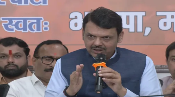 Old Video Of Devendra Fadnavis Trending On Social Media : मैं समंदर हूं, लौटकर वापस आऊंगा…सोशल मीडिया पर ट्रेंड कर रहा देवेंद्र फडणवीस का पुराना वीडियो