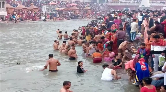 Devotees Take Holy Bath In Ganga On Kartik Purnima : कार्तिक पूर्णिमा पर देशभर में श्रद्धालु लगा रहे आस्था की डुबकी, आज के दिन गंगा स्नान का है विशेष महत्व