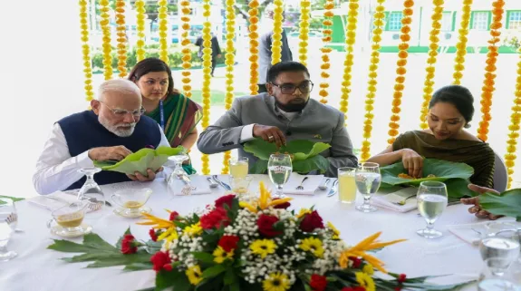 PM Narendra Modi Served Special 7 Curry Meal On Water Lily Leaves In Guyana : पीएम नरेंद्र मोदी को गुयाना में वाटर लिली के पत्ते पर परोसा गया स्पेशल 7 करी मील