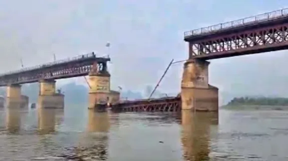 150 Year Old Historical Ganga Bridge Collapsed In Kanpur : कानपुर में गंगा नदी पर बना 150 साल पुराना ऐतिहासिक पुल ढहा, खास आर्किटेक्चर के लिए मशहूर, कई सालों से बंद था आवागमन