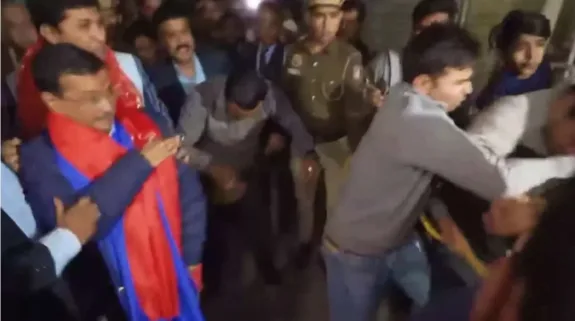 Man Throws Liquid On Arvind Kejriwal : अरविंद केजरीवाल पर शख्स ने फेंका तरल पदार्थ, आप समर्थकों ने की पिटाई, पुलिस ने हिरासत में लिया