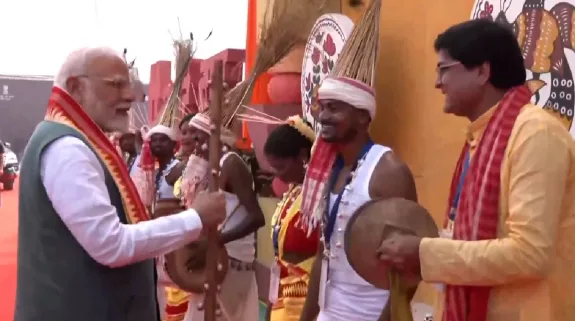 PM Narendra Modi Played Traditional Musical Instruments In Jamui : पीएम नरेंद्र मोदी ने जब आदिवासी कलाकारों के साथ मिलाई ताल, लोगों को खूब भा आ रहा ये अंदाज