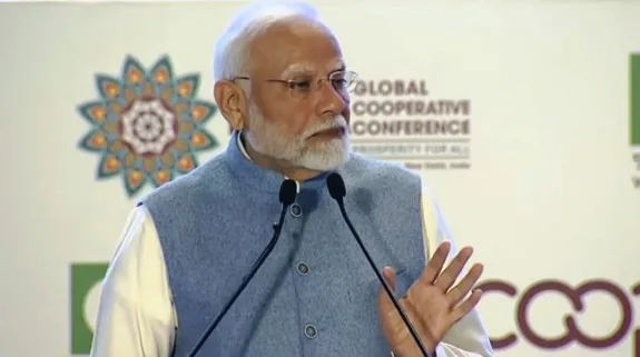 PM Narendra Modi At Global Cooperative Summit 2024 : पीएम नरेंद्र मोदी बोले, भारत के लिए सहकारिता संस्कृति का आधार