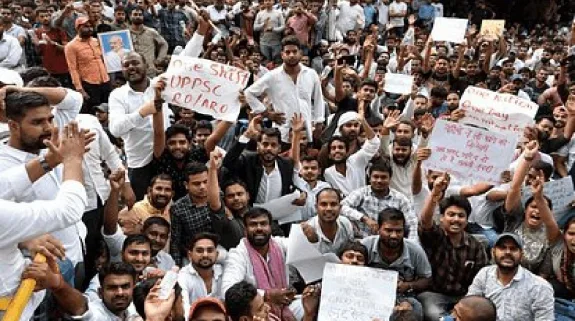 Demands Of Protesting Students In Prayagraj Accepted : प्रदर्शनकारी स्टूडेंट्स की मानी गई मांग, आरओ-एआरओ परीक्षा स्थगित, पीसीएस प्री एग्जाम भी अब एक दिन में होगा