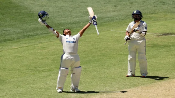 Yashasvi Jaiswal Century In Perth Test: पर्थ टेस्ट में यशस्वी जायसवाल का शानदार शतक, केएल राहुल के साथ मिलकर ऑस्ट्रेलिया में 200 रन बनाने वाली पहली भारतीय ओपनर्स जोड़ी भी बने