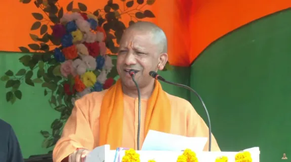 Yogi Adityanath At Ayodhya : औरंगजेब के वंशज रिक्शा चला रहे, योगी आदित्यनाथ ने काशी, अयोध्या, मथुरा, संभल का जिक्र करते हुए बताई आज की हकीकत