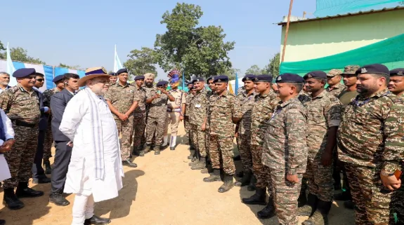 Home Minister Amit Shah Met CRPF Soldiers : जो भी मांगें हैं लिखकर दे दो, डरना मत, सीआरपीएफ जवानों से बोले गृहमंत्री अमित शाह