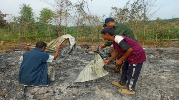 Christian Houses Attacked In Bangladesh: बांग्लादेश में हिंदुओं के बाद अब ईसाई समुदाय को कट्टरपंथियों ने बनाया निशाना, बंदरबन जिले में 17 घरों को दिया फूंक