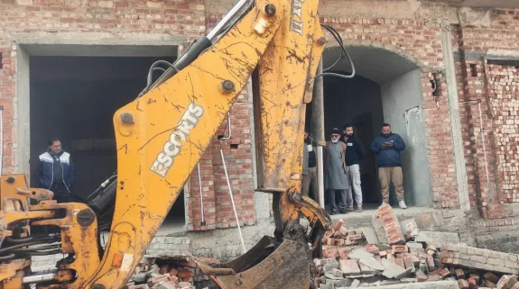 Bulldozer Action At House Of SP MP Zia ur Rehman Barq : संभल सपा सांसद जियाउर्रहमान बर्क के घर पर बुलडोजर एक्शन, अवैध रूप से बनाई गई सीढ़ियां तोड़ी गईं