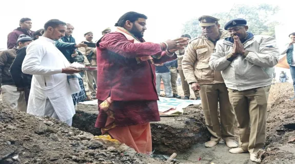 Bhoomi Pujan Of Police Chowki In front of Sambhal Jama Masjid : संभल जामा मस्जिद के सामने पुलिस चौकी निर्माण के लिए हुआ भूमि पूजन, मंत्रोच्चार के बीच रखी गई नींव