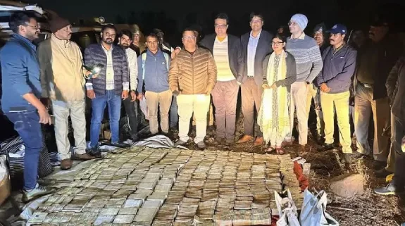 52 Kg Gold And 15 Crore Cash Found From Car Parked In Forest : जंगल में खड़ी कार से बरामद हुआ 52 किलो सोना, 15 करोड़ कैश, आरटीओ का लगा था टैग