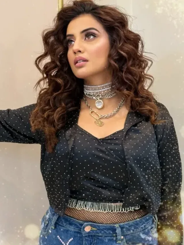डेनिम शॉर्ट्स पहनकर अक्षरा सिंह ने लगाई सर्दी में आग