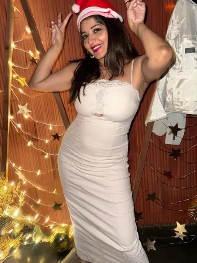 Monalisa christmas Look: क्रिसमस पर मोनालिसा का बोल्ड लुक बढ़ा देगा गर्मी