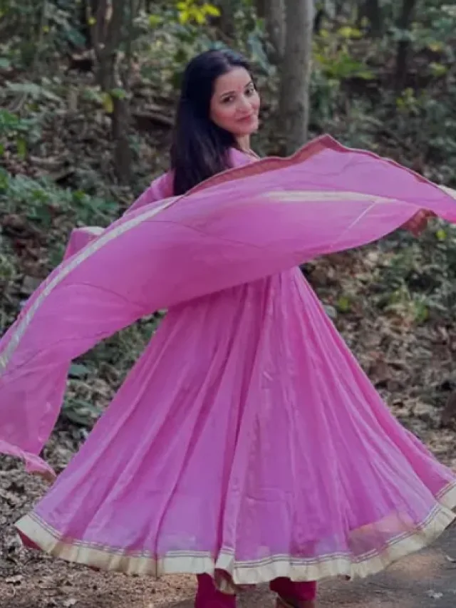 Monalisa pink suit look: पिंक अनारकली सूट में मोनालिसा की दिलकश अदाएं