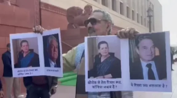 Giriraj Singh Waved Posters Of Sonia Gandhi And George Soros : केंद्रीय मंत्री गिरिराज सिंह ने संसद परिसर में लहराए सोनिया गांधी और जॉर्ज सोरोस के पोस्टर