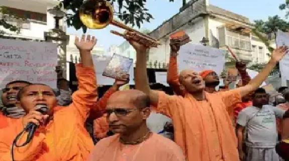 Bangladesh On ISKCON Monks: इस्कॉन संतों के उत्पीड़न में जुटी बांग्लादेश की सरकार, 63 को भारत आने से रोका