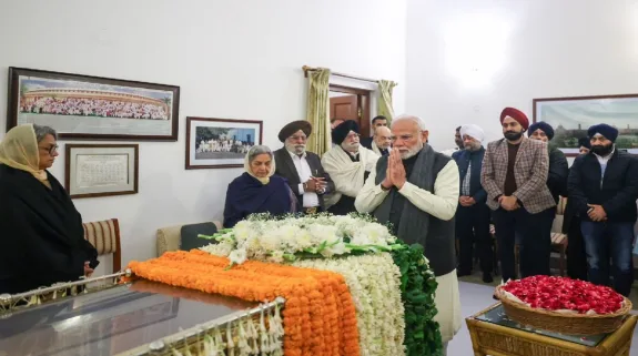 PM Narendra Modi Paid Tribute To Manmohan Singh : नेक इंसान, विद्वान अर्थशास्त्री, समर्पित लीडर…पीएम नरेंद्र मोदी ने मनमोहन सिंह को इस तरह दी श्रद्धांजलि