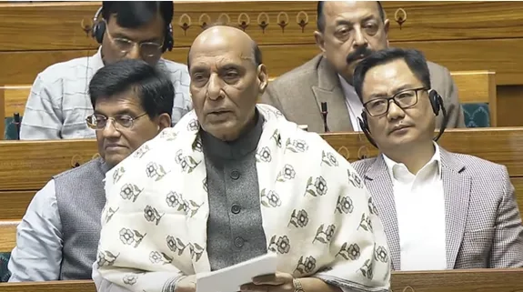 Rajnath Singh On Constitution Debate In Lok Sabha : कुछ लोग संविधान को जेब में लेकर घूमते हैं, राहुल गांधी पर बरसे राजनाथ सिंह