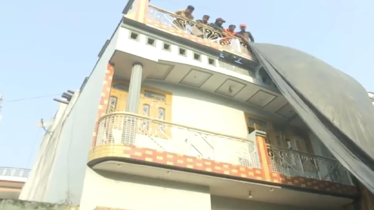 Sambhal Temple Anti Encroachment Drive: संभल में पुराने मंदिर के पास अवैध कब्जा तोड़ने का काम शुरू, प्रशासन ने 46 साल बाद ताला खोलकर पूजा-पाठ शुरू कराया था