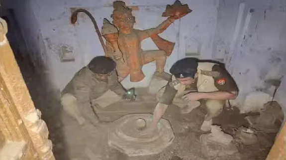 Police Opened Temple Closed For 46 years In Sambhal : संभल में 46 सालों से बंद मंदिर का पुलिस ने खुलवाया ताला, प्राचीन कुआं भी मिला