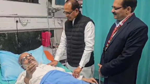 Shivraj Singh Chauhan Met BJP MPs Admitted In RML Hospital : आरएमएल अस्पताल में भर्ती बीजेपी सांसदों मुकेश राजपूत और प्रताप सारंगी का शिवराज सिंह चौहान ने जाना हाल, राहुल गांधी और कांग्रेस पर बरसे