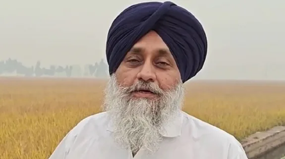 Sukhbir Singh Badal Got Religious Punishment : सुखबीर बादल को गुरुद्वारे में वॉशरूम साफ करने, बर्तन धोने की सुनाई गई सजा, जानिए क्या है मामला