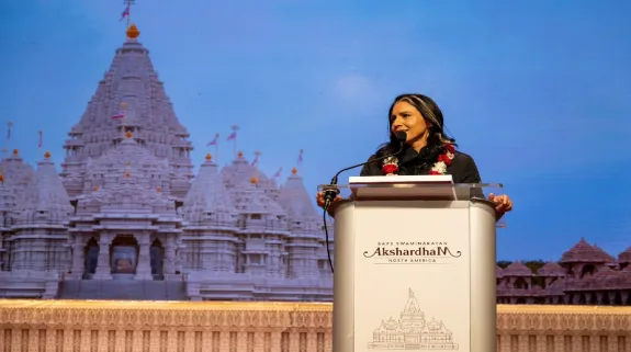 Tulsi Gabbard Visited BAPS Akshardham Temple New Jersey : बीएपीएस के प्रमुख स्वामी महाराज की 103वीं जयंती पर आयोजित कार्यक्रम में शामिल हुईं तुलसी गबार्ड