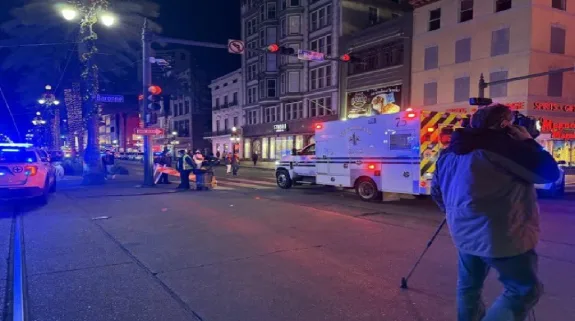 Firing After Accident In New Orleans, America : अमेरिका में नए साल की पार्टी कर रहे लोगों पर चढ़ाया ट्रक फिर कर दी फायरिंग, 10 की मौत, 30 घायल