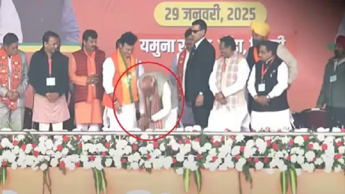 PM Narendra Modi Touched Feet Of BJP Candidate : पीएम नरेंद्र मोदी ने दिल्ली में बीजेपी प्रत्याशी के तीन बार छुए पैर, सब रह गए हैरान