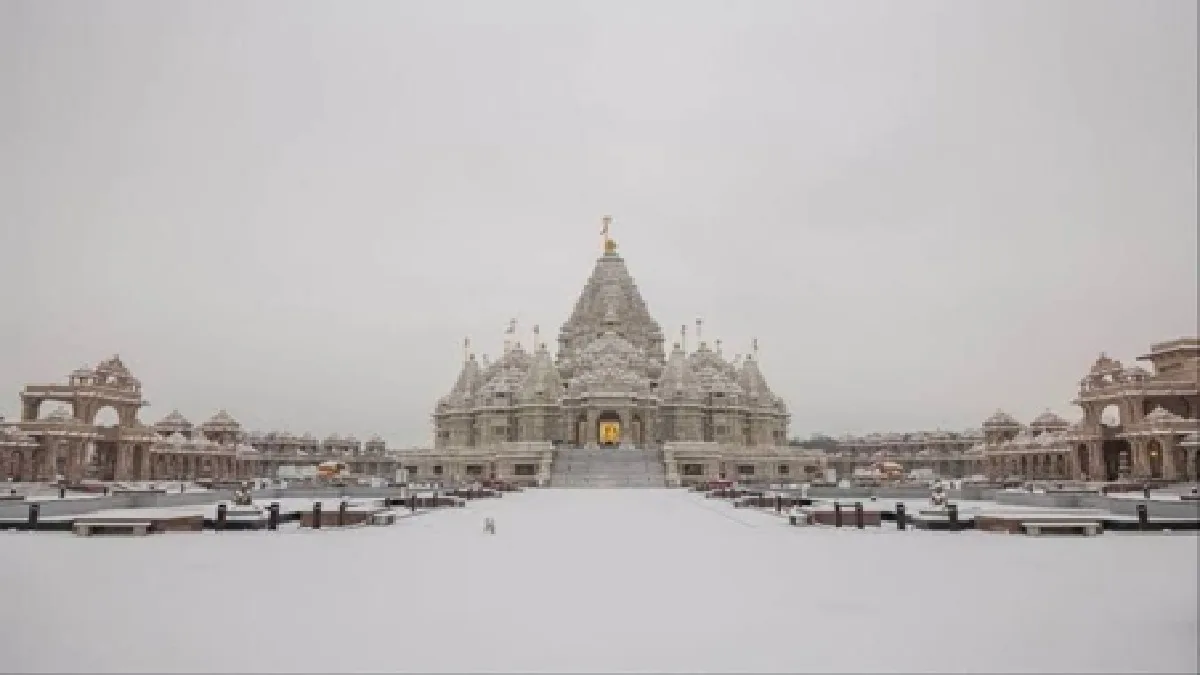 BAPS Akshardham Mandir New Jersey : सफेद बर्फ की चादर से ढका न्यू जर्सी का BAPS अक्षरधाम मंदिर बिखेर रहा अलौकिक छटा, धरती पर स्वर्ग की अनुभूति