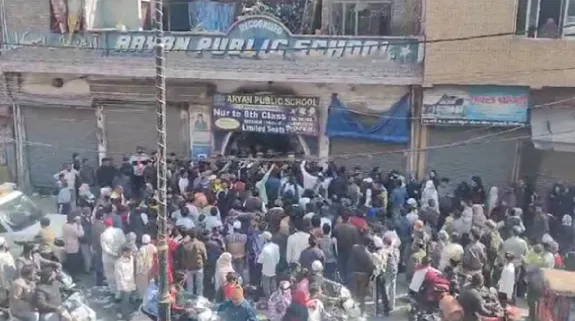 Uproar During Voting In Delhi : दिल्ली में वोटिंग के दौरान हंगामा, बीजेपी और आप कार्यकर्ताओं में झड़प