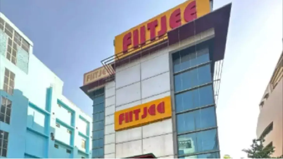 FIITJEE Institute’s Bank Accounts Frozen : FIITJEE कोचिंग मामले में नोएडा पुलिस की बड़ी कार्रवाई, 300 से ज्यादा बैंक खाते किए फ्रीज