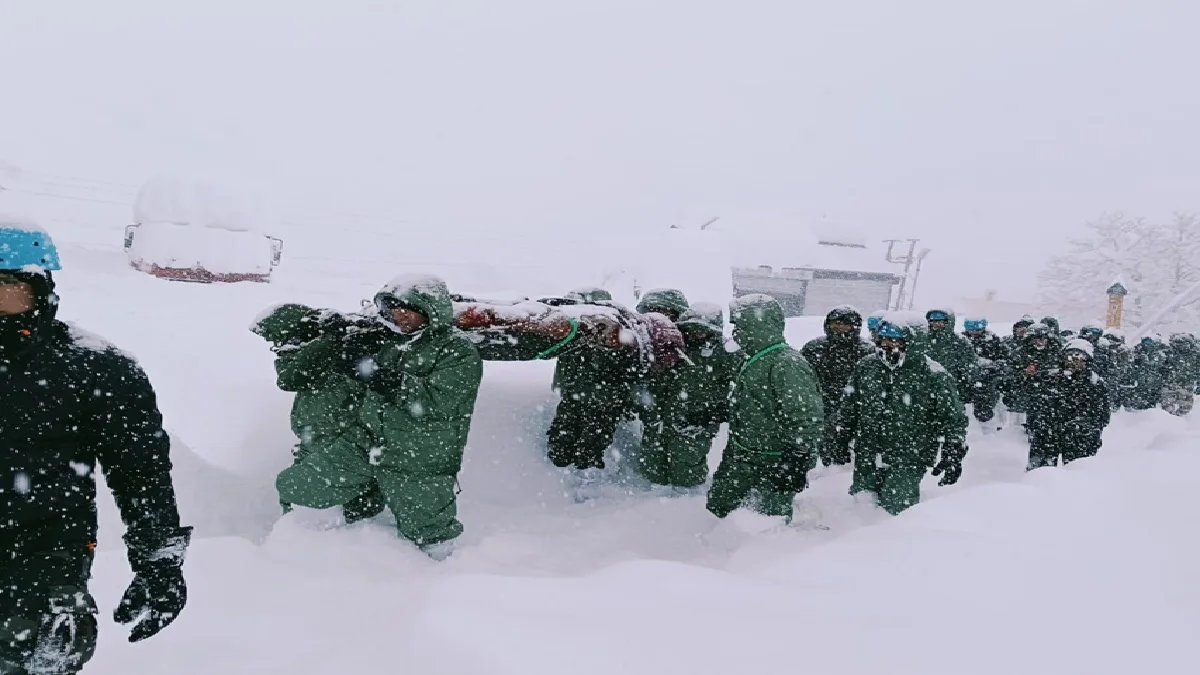 Glacier Burst In Chamoli : चमोली में ग्लेशियर फटने से सड़क निर्माण में लगे 57 मजदूर बर्फ में दबे, बचाव अभियान जारी