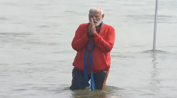 PM Modi Takes Holy Bath In Maha Kumbh: पीएम मोदी ने प्रयागराज महाकुंभ पहुंचकर पवित्र संगम में किया स्नान, देखिए Video