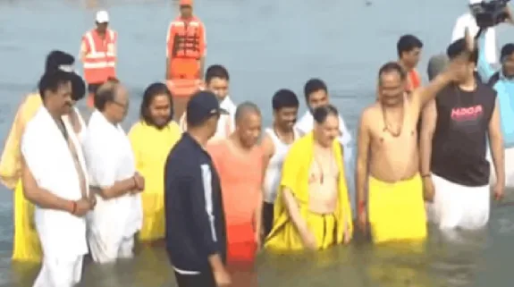 JP Nadda Took A Dip In Mahakumbh : जेपी नड्डा ने महाकुंभ में लगाई डुबकी, साथ में योगी आदित्यनाथ और अन्य मंत्रियों ने भी किया संगम स्नान