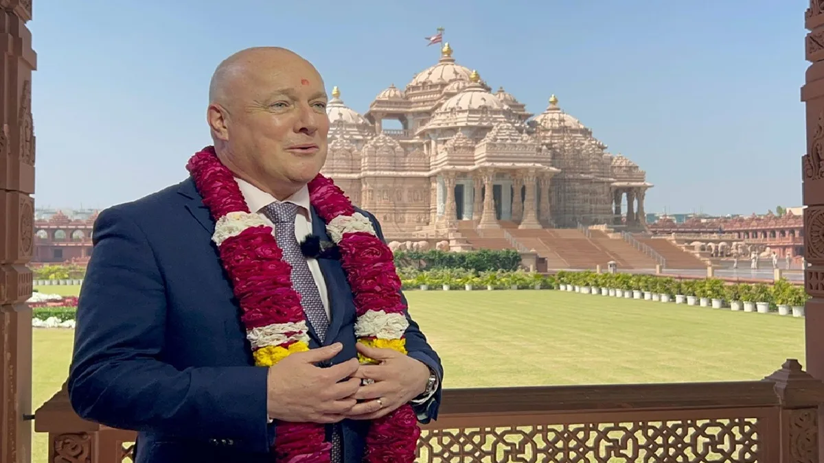 New Zealand PM Christopher Luxon Arrives At BAPS Akshardham Temple : न्यूजीलैंड के प्रधानमंत्री क्रिस्टोफर लक्सन पहुंचे बीएपीएस अक्षरधाम मंदिर, भगवान को चढ़ाए पुष्प, ‘अभिषेक’ अनुष्ठान में लिया भाग