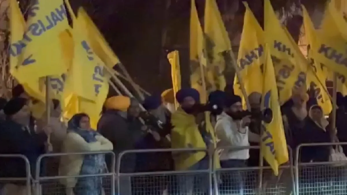 Khalistan Supporters In London: लंदन में खालिस्तानी तत्वों ने की विदेश मंत्री जयशंकर से बदसलूकी की कोशिश, भारत का ध्वज फाड़ा और पुलिस देखती रही