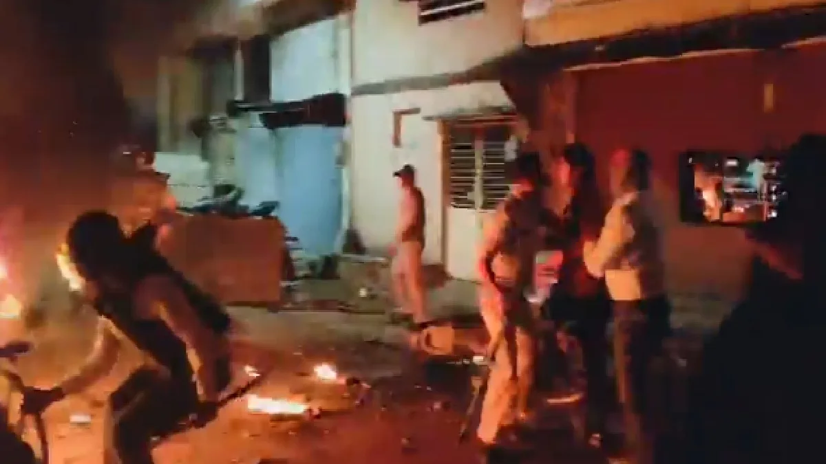 Mhow Violence: भारत की जीत के बाद जश्न मना रहे लोगों पर मध्य प्रदेश के महू में पथराव के बाद हिंसा, जामा मस्जिद इलाके में उपद्रवियों ने फूंके वाहन; बड़ी तादाद में पुलिस तैनात