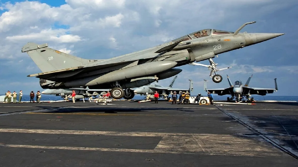 Rafale Marine Fighter Jet Deal: फ्रांस से आज बड़ा रक्षा समझौता करेगा भारत, नौसेना को मिलेंगे इन घातक हथियारों समेत 26 राफेल मरीन लड़ाकू विमान