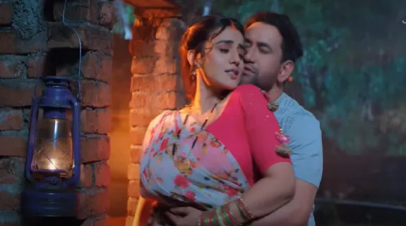 अक्षरा सिंह और निरहुआ की जोड़ी उड़ा रही है गर्दा, इस सुपरहिट फ़िल्म से छाये एक्टर्स