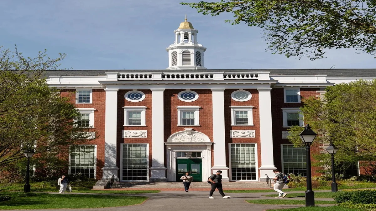 Trump Administration Bans Admission Of Foreign Students In Harvard University : हार्वर्ड यूनिवर्सिटी में विदेशी स्टूडेंट्स के एडमिशन पर ट्रंप प्रशासन ने लगाई रोक, जानिए अभी पढ़ रहे भारतीय छात्रों पर क्या होगा असर?