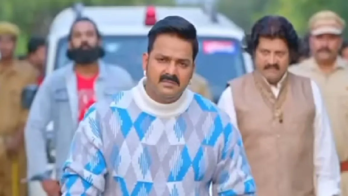 खुलेआम फ़्लर्ट करना पवन सिंह को पड़ा महंगा, नेटिजंस ने दी भद्दी गालियां कहा- ”छिछोरा ठरकी…”