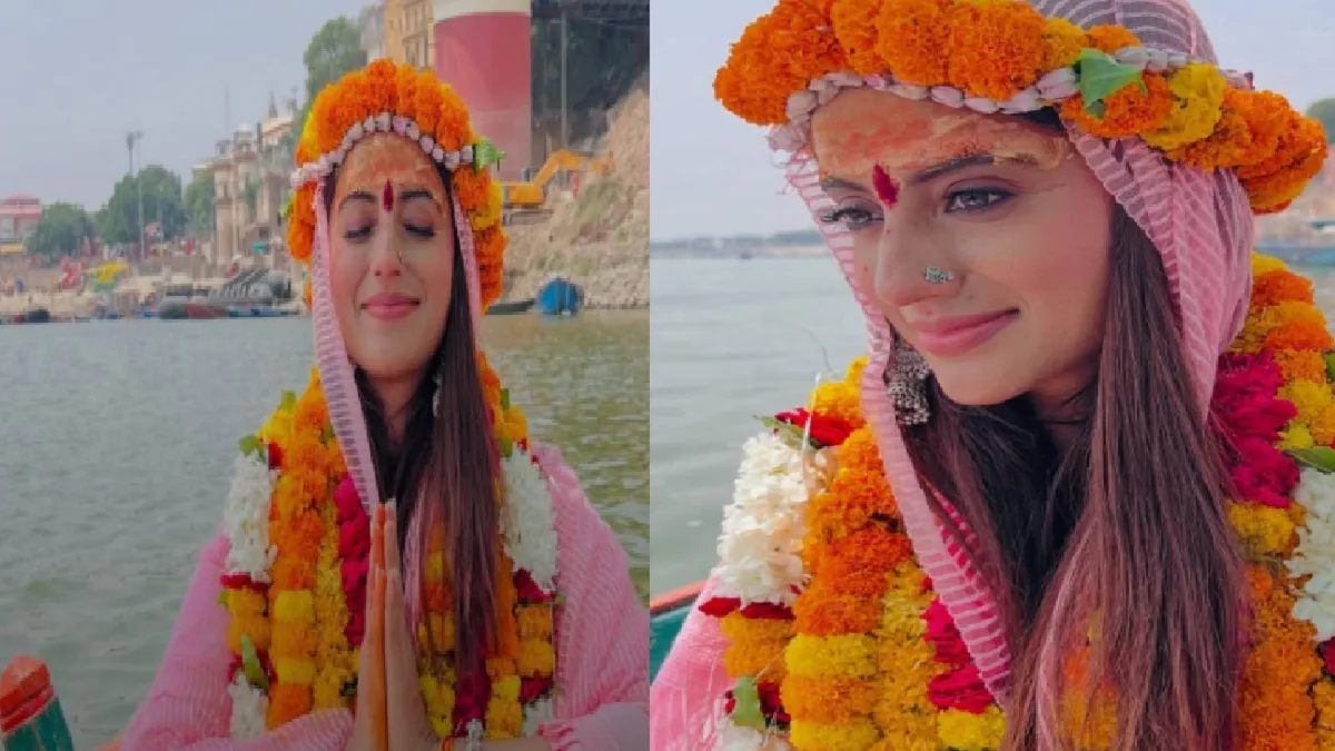काशी विश्वनाथ दर्शन के लिए पहुंची अक्षरा सिंह, गले में माला डाले गंगा में की नाव की सवारी