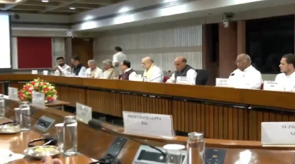 Operation Sindoor All Party Meeting : सर्वदलीय बैठक में सभी दलों ने ऑपरेशन सिंदूर के लिए की सेना की सराहना